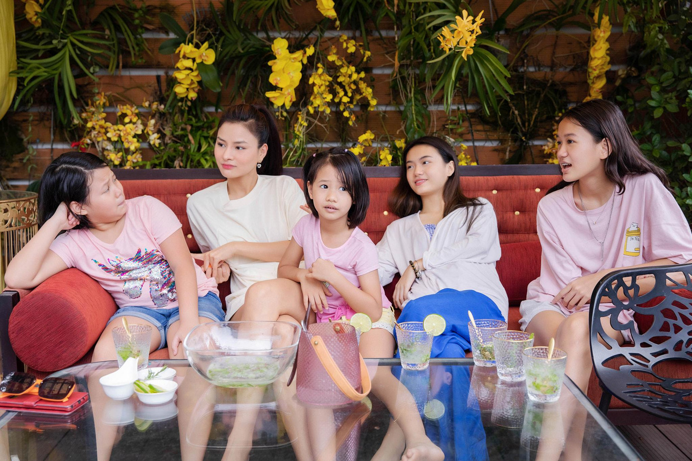 Vũ Thu Phương và 4 con gái cưng.