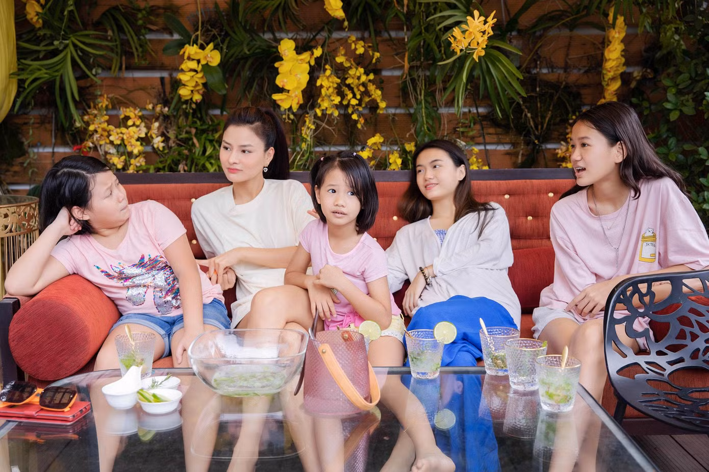 Vũ Thu Phương và 4 con gái cưng.