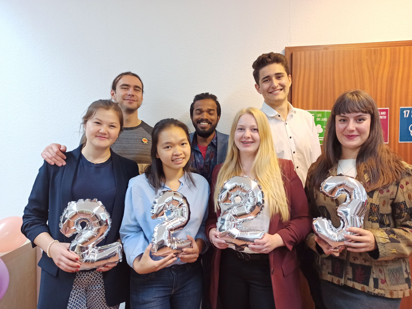 Bảo Thy (hàng đầu, từ hai từ trái sang) giao lưu cùng bạn bè quốc tế.