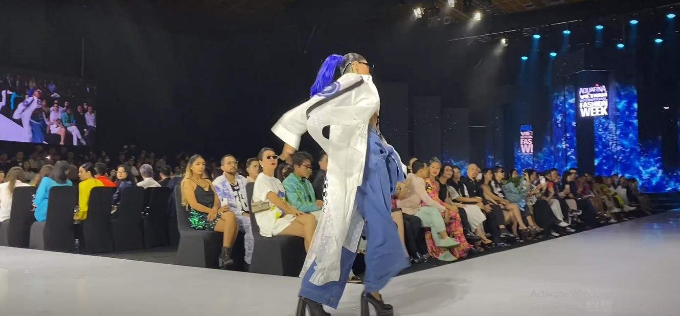 Cô khiến netizen thích thú với pha xử lý sự cố khéo léo.