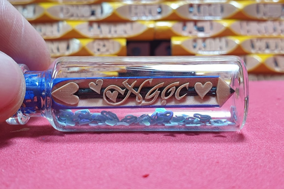 Móc khóa khắc chữ là sản phẩm sáng tạo được giới trẻ ưa chuộng. Móc khóa khắc chữ là sản phẩm sáng tạo được giới trẻ ưa chuộng.