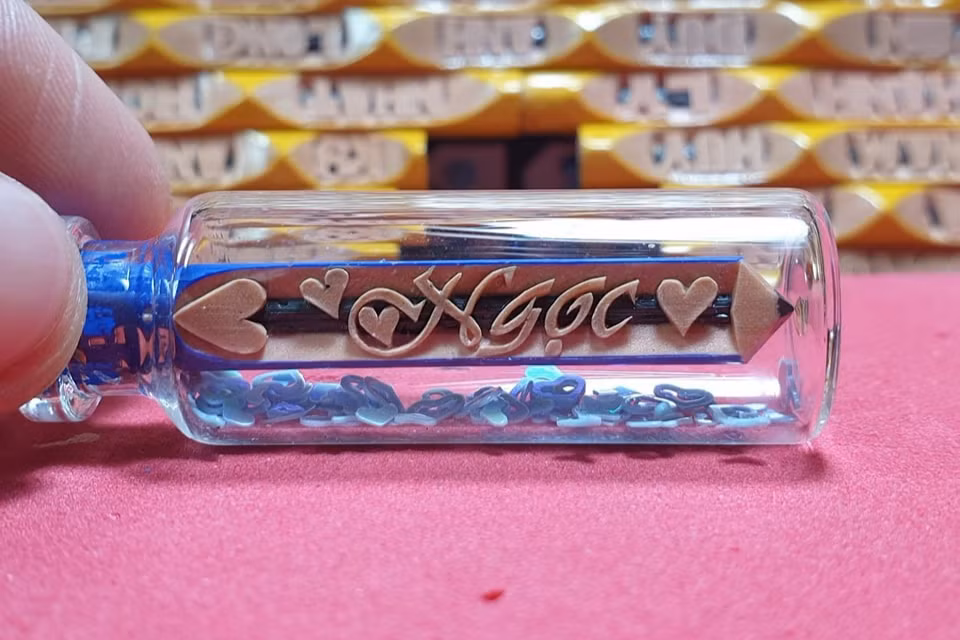 Móc khóa khắc chữ là sản phẩm sáng tạo được giới trẻ ưa chuộng. Móc khóa khắc chữ là sản phẩm sáng tạo được giới trẻ ưa chuộng.