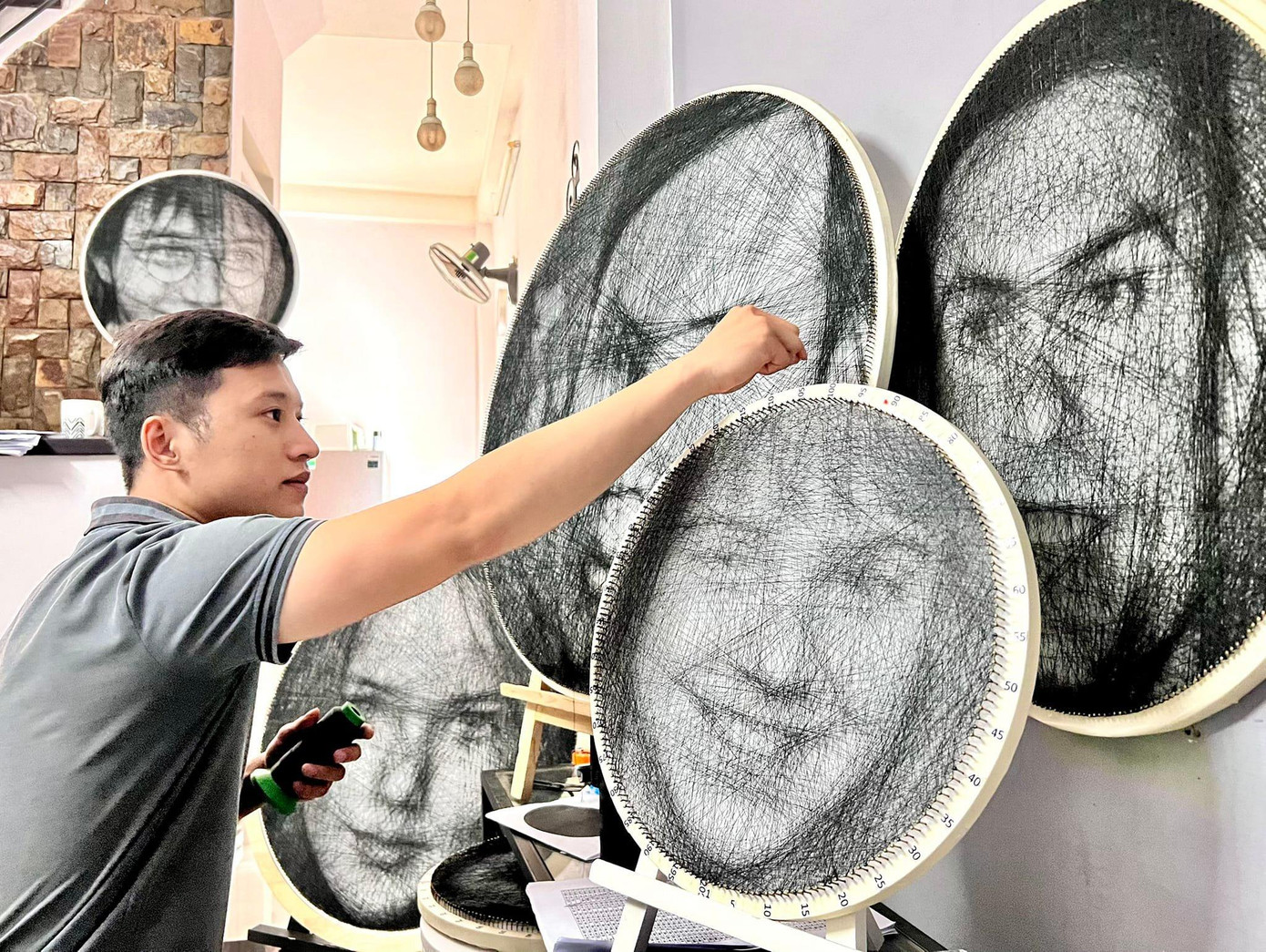 Hiện, chàng trai trẻ đang lên kế hoạch để mở lớp dạy miễn phí cho những người yêu dòng tranh string art độc đáo này.