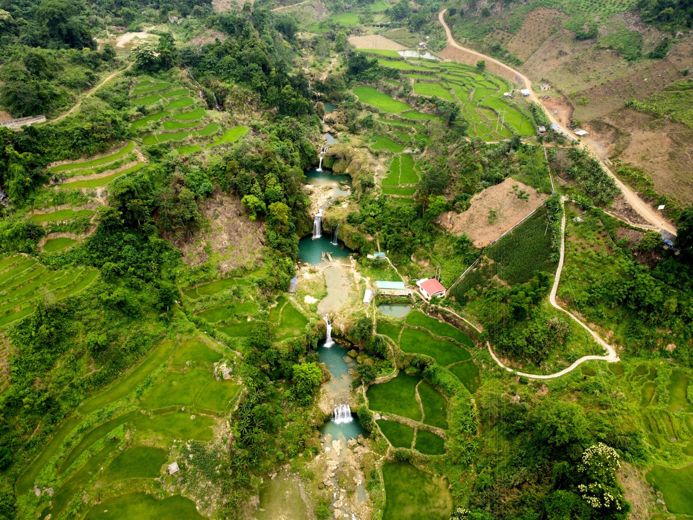 Thác Chiềng Khoa đẹp như một bức tranh phong cảnh.