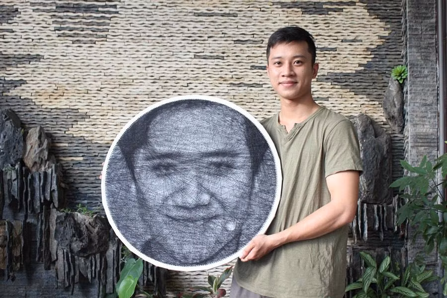 Với chất liệu đinh và sợi chỉ, Mạnh đã khéo tay thực hiện thành các tác phẩm tranh chân dung thu hút người xem.