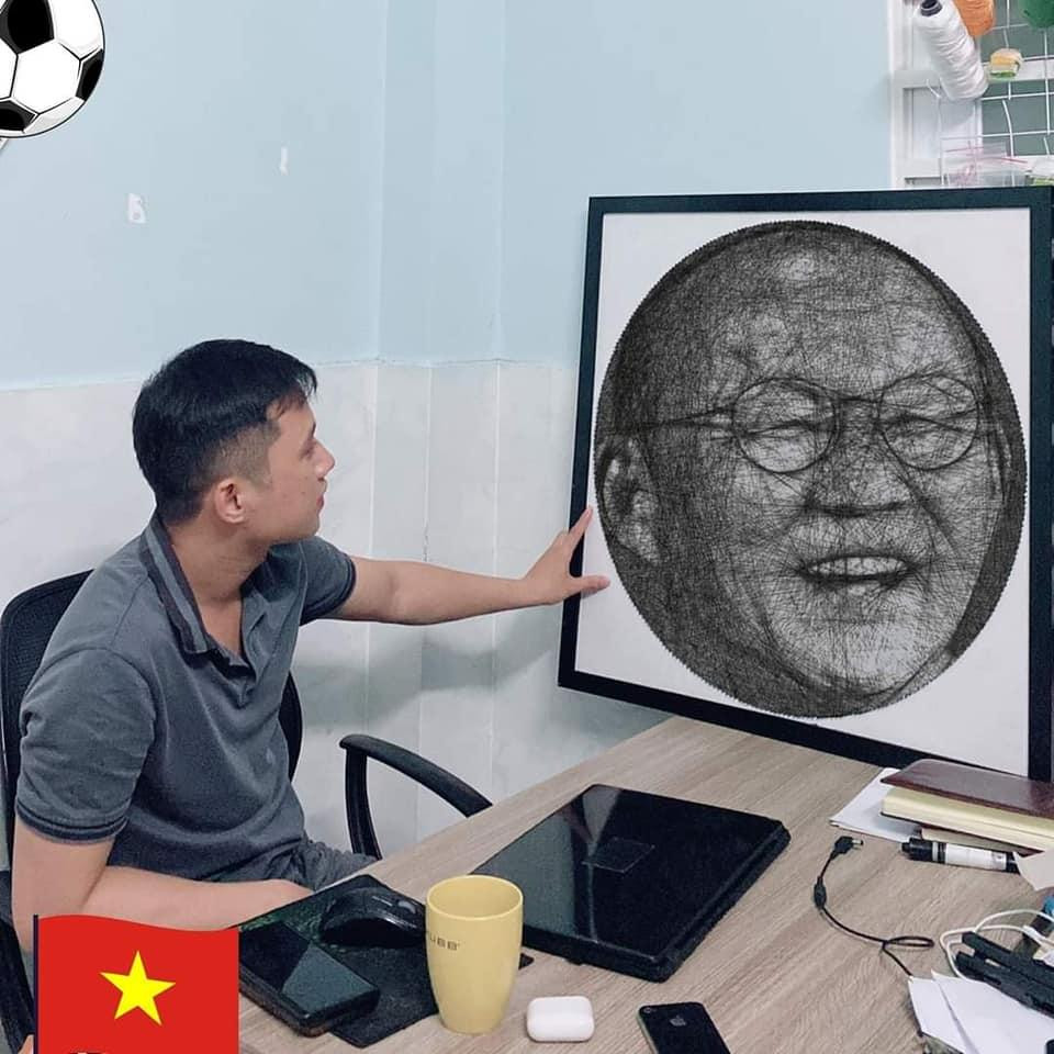 Chân dung HLV Park Hang Seo với biểu cảm gương mặt vui tươi được Mạnh phác họa đẹp mắt.