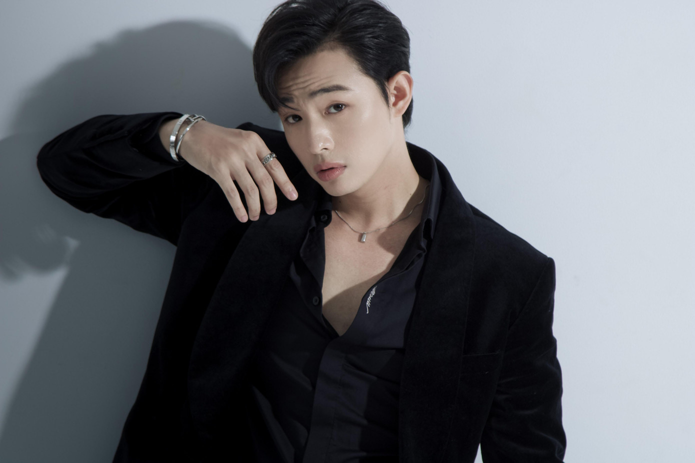 Sở hữu đôi mắt một mí, sống mũi cao, làn da sáng, Duy Luân thường được nhận xét là giống trai Hàn.