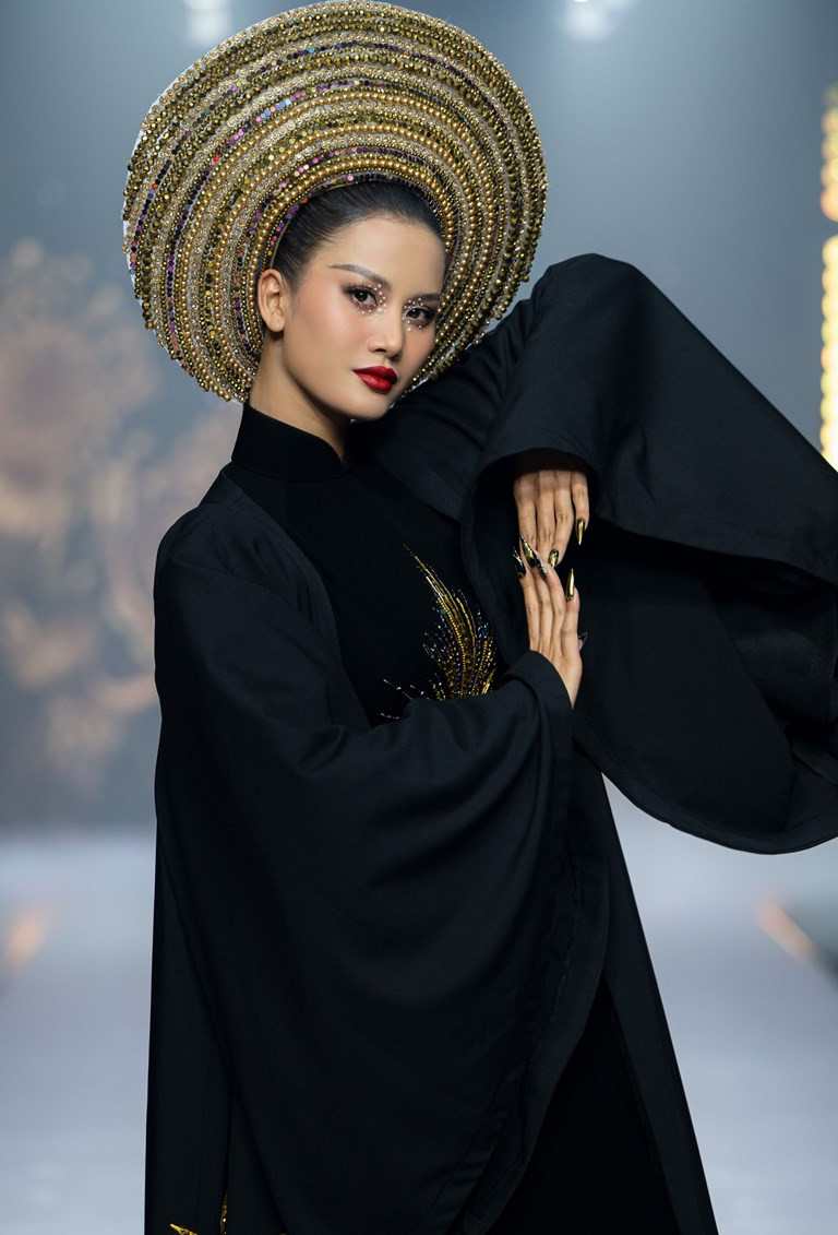 'Người đẹp' Hương Ly cũng có màn trình diễn đầy bí ẩn và cuốn hút. Sau các cuộc thi Hoa hậu, Hương Ly dù chưa có duyên với các danh hiệu cao nhưng lại là ‘mỹ nhân’ đắt show.