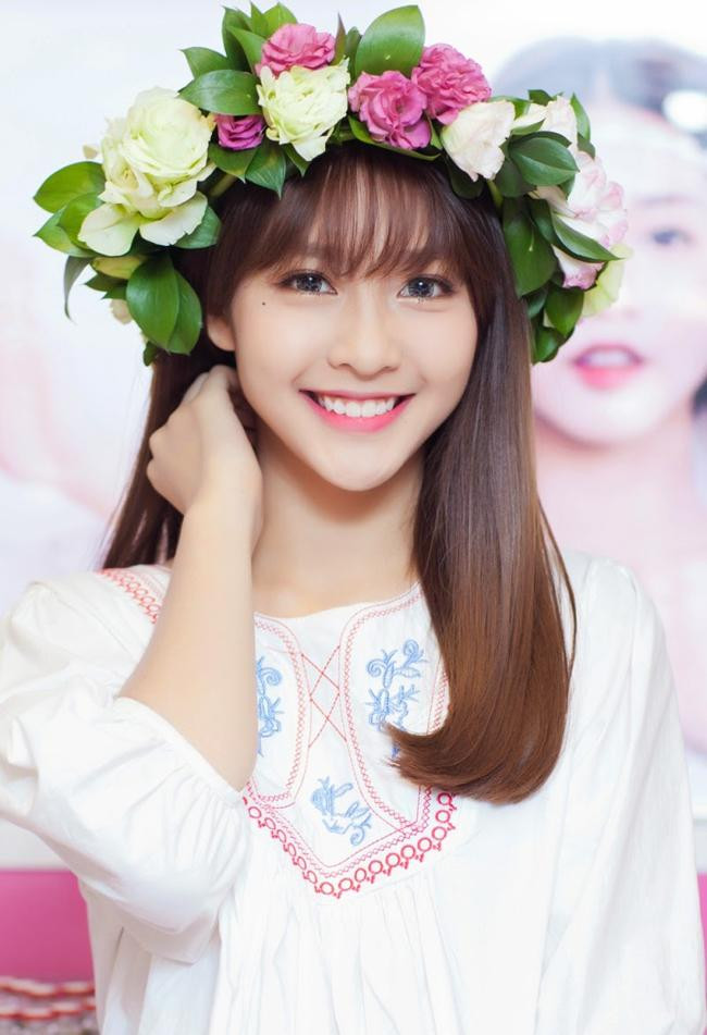 Nhan sắc ngọt ngào và ngây thơ là những mỹ từ netizen dành cho Khả Ngân. Nhan sắc ngọt ngào và ngây thơ là những mỹ từ netizen dành cho Khả Ngân.