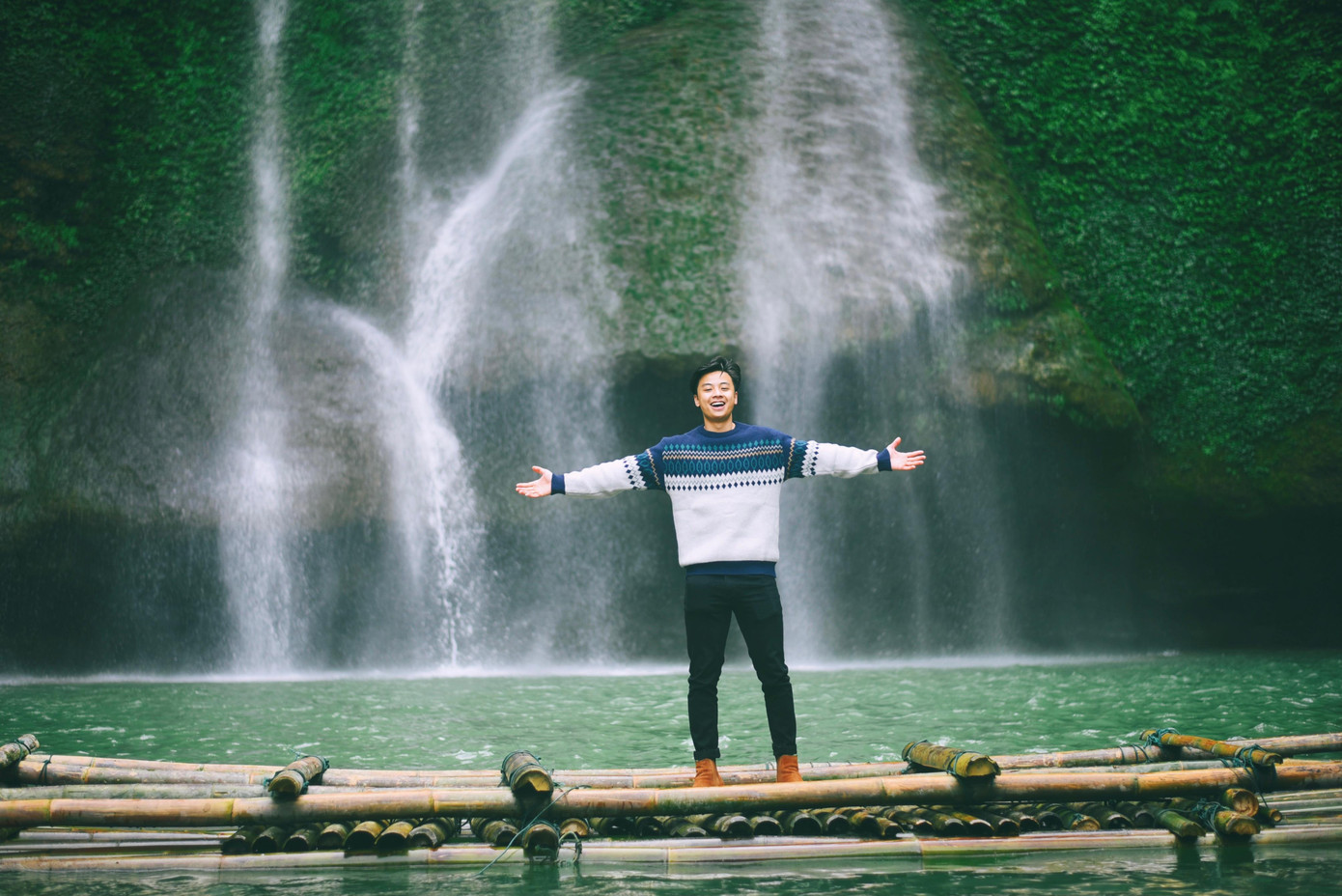 Quang Kiên, sinh năm 1995, sinh ra và lớn lên tại Mộc Châu, Sơn La.