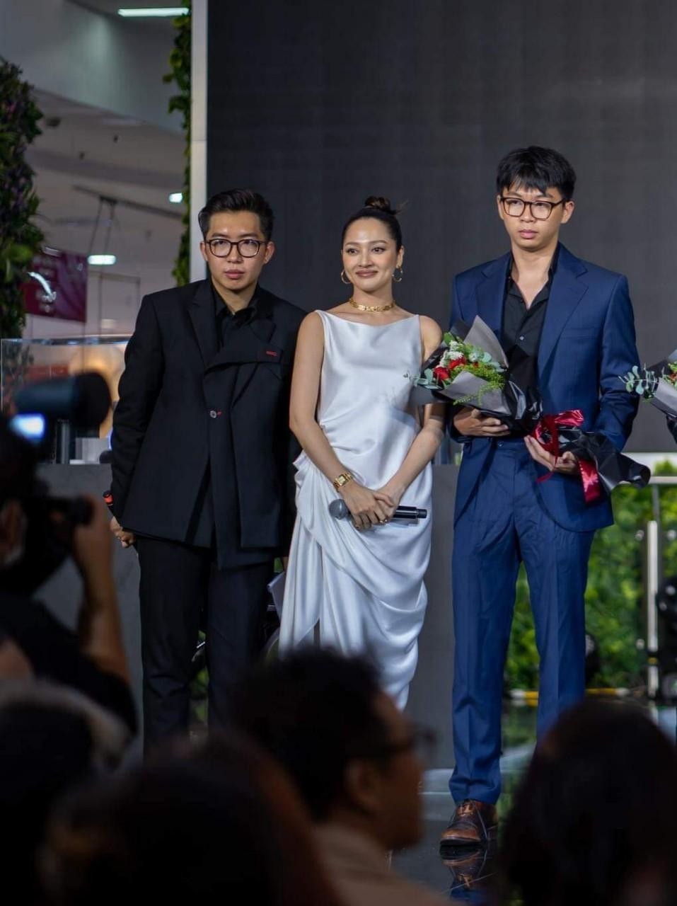 Nguyễn Cảnh Trung (ngoài cùng, bên phải) trong lần làm việc với ca sĩ Bảo Anh trong dự án âm nhạc.