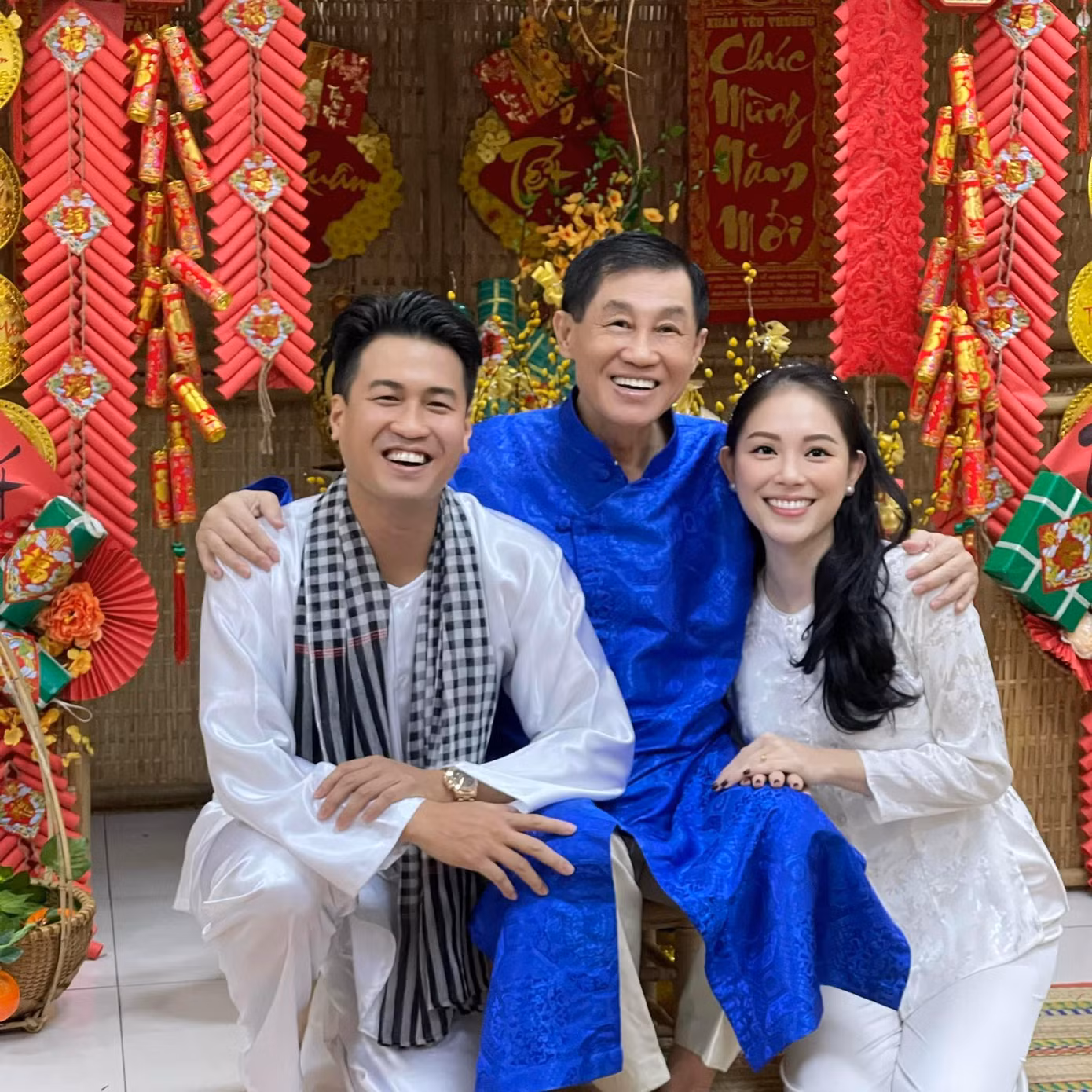 Tỉ phú Johnathan Hạnh Nguyễn (áo xanh).