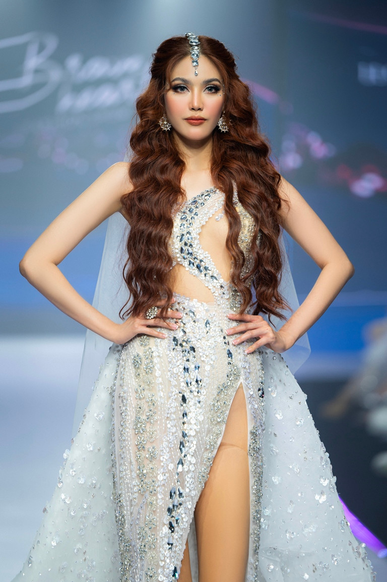 Lan Khuê hóa thành ‘nữ thần’ trong bộ sưu tập Goddess của NTK Hoàng Hải.