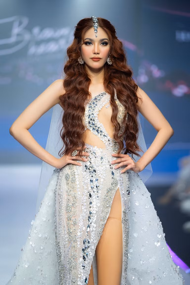 Lan Khuê hóa thành ‘nữ thần’ trong bộ sưu tập Goddess của NTK Hoàng Hải.