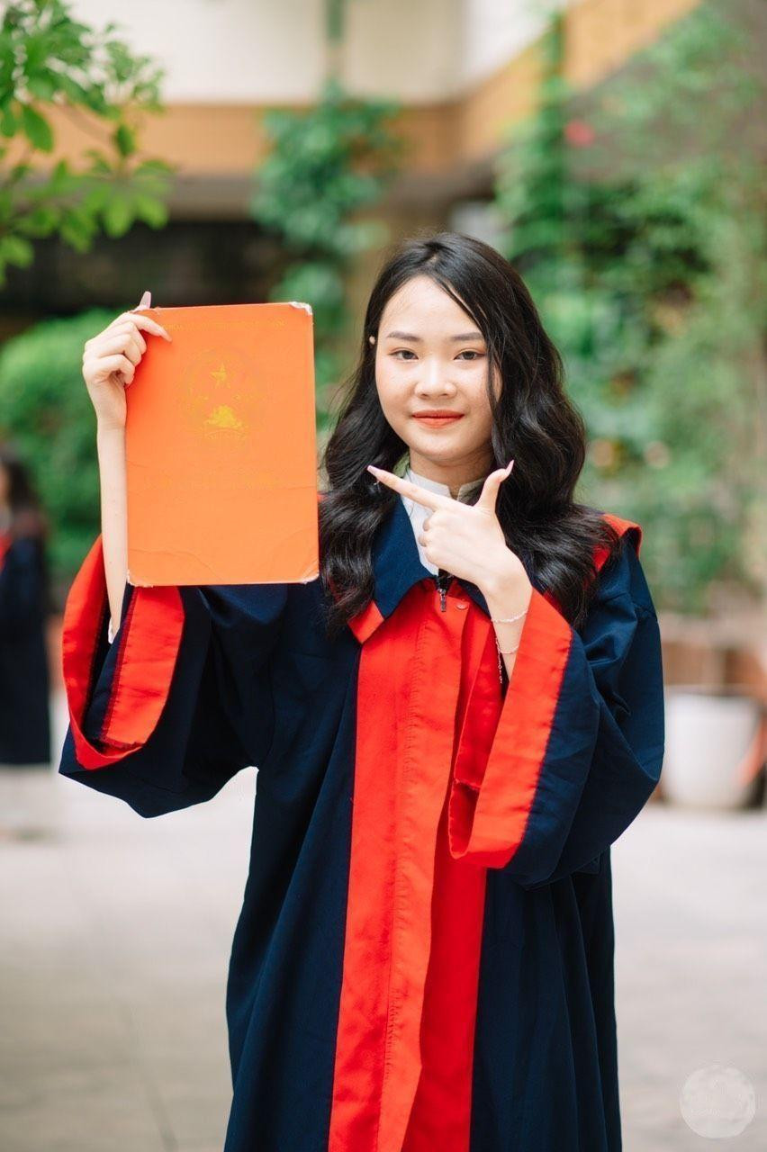 Là học sinh chuyên Sinh (từng đoạt giải Ba môn Sinh thành phố Hà Nội 2019) nhưng Mỹ Hạnh lại rất đam mê học ngoại ngữ.