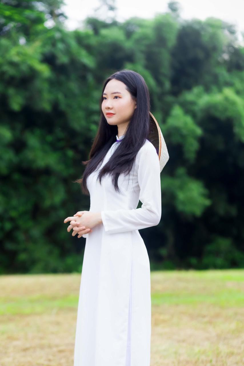 Vẻ đẹp duyên dáng, dù trang điểm nhẹ nhàng hay sắc sảo, cô nàng luôn tạo sự thiện cảm.