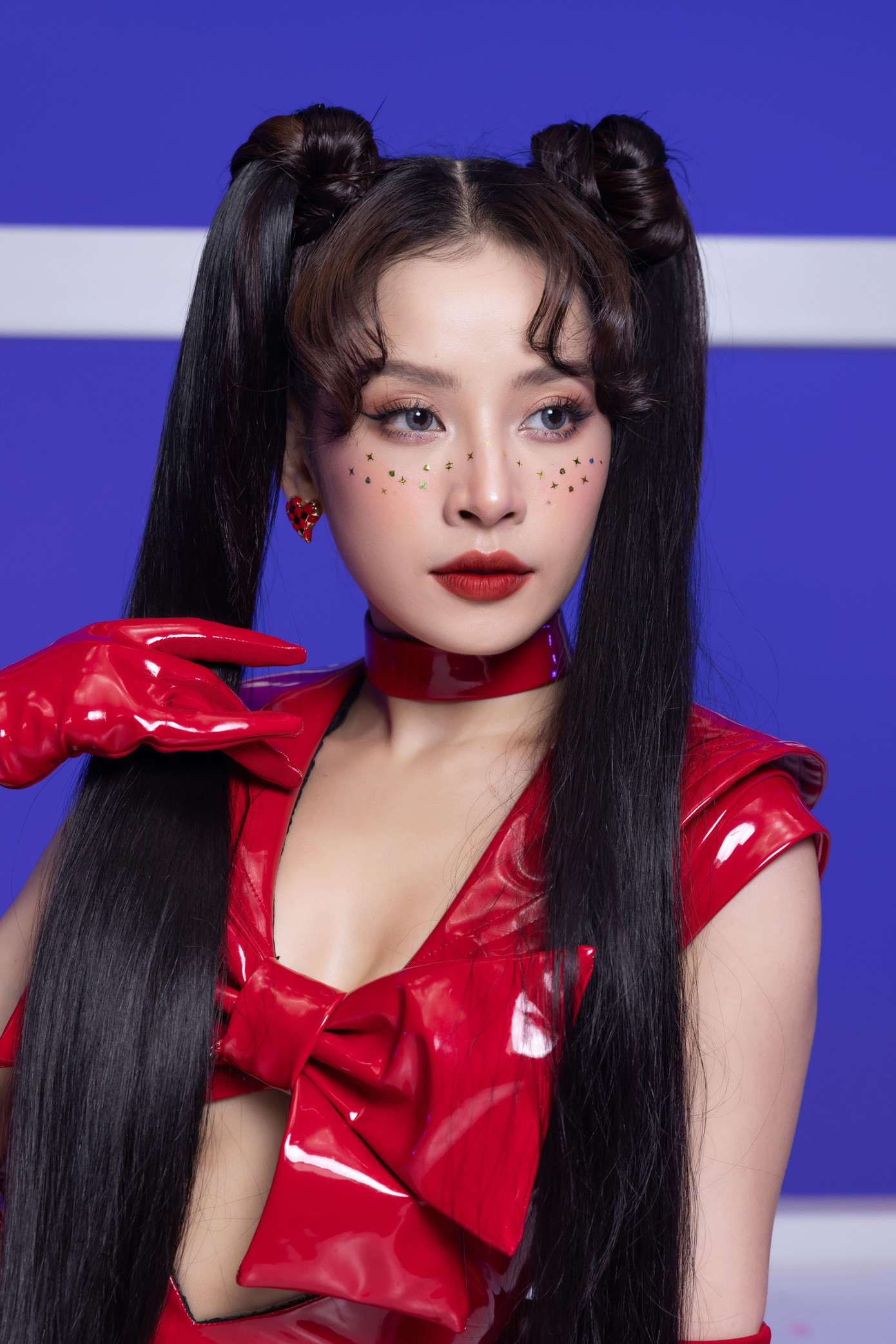 Mặc kệ tranh cãi gợi cảm quá mức, Chi Pu gây 'choáng' Vnet khi ngày càng khoe triệt để đường cong ảnh 1