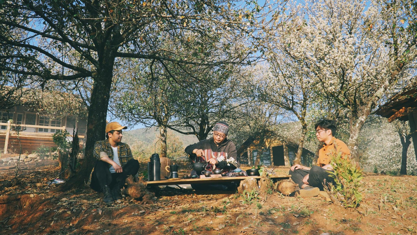 Quang Kiên trải nghiệm cảm giác bình yên, uống trà dưới góc sơn tra cổ thụ cùng người dân bản Nậm Nghiệp.