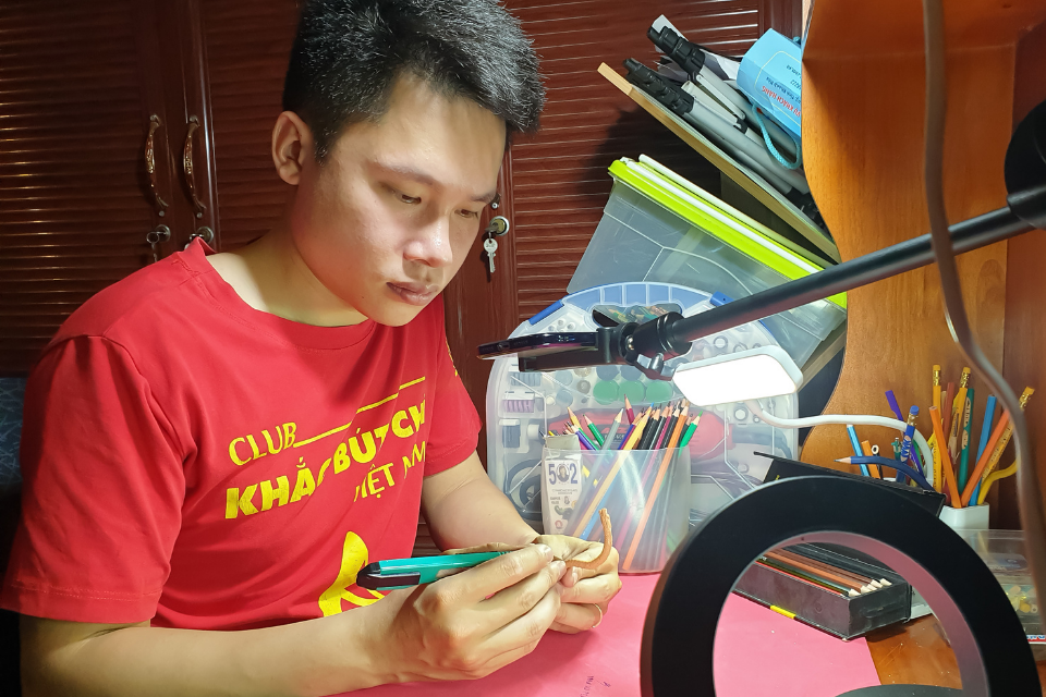 Thời gian rảnh, Trần Vũ tự học thêm các kỹ thuật khắc bút chì mới để nâng cao tay nghề. Thời gian rảnh, Trần Vũ tự học thêm các kỹ thuật khắc bút chì mới để nâng cao tay nghề.
