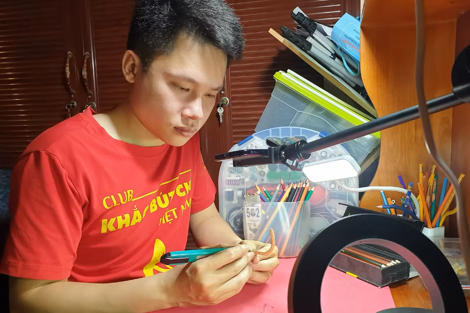 Thời gian rảnh, Trần Vũ tự học thêm các kỹ thuật khắc bút chì mới để nâng cao tay nghề. Thời gian rảnh, Trần Vũ tự học thêm các kỹ thuật khắc bút chì mới để nâng cao tay nghề.