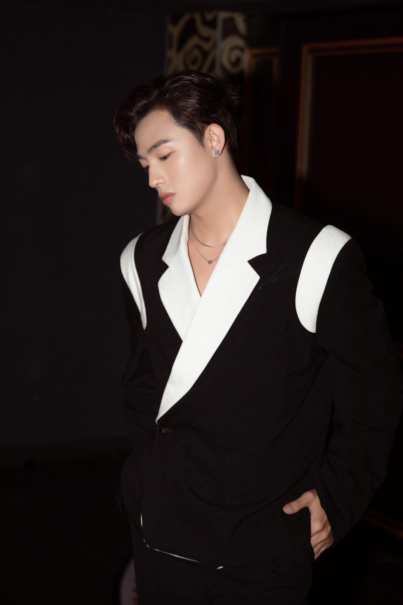 Khi đi dự sự kiện, Duy Luân chọn phong cách thanh lịch nhưng không quá cầu kỳ.