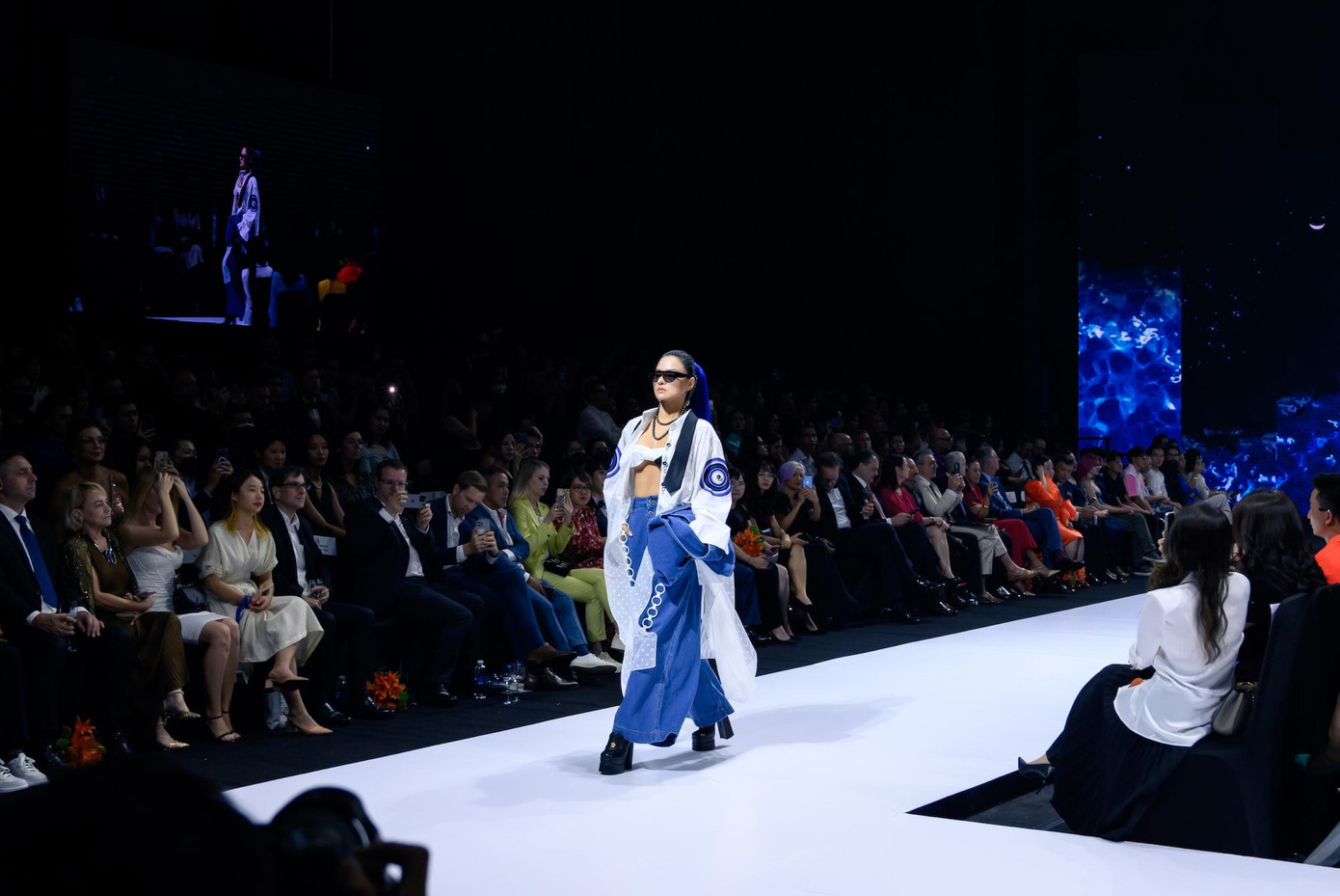 Kiểu catwalk như &apos;mổ cò&apos; gây tranh cãi của &apos;người đẹp&apos;.