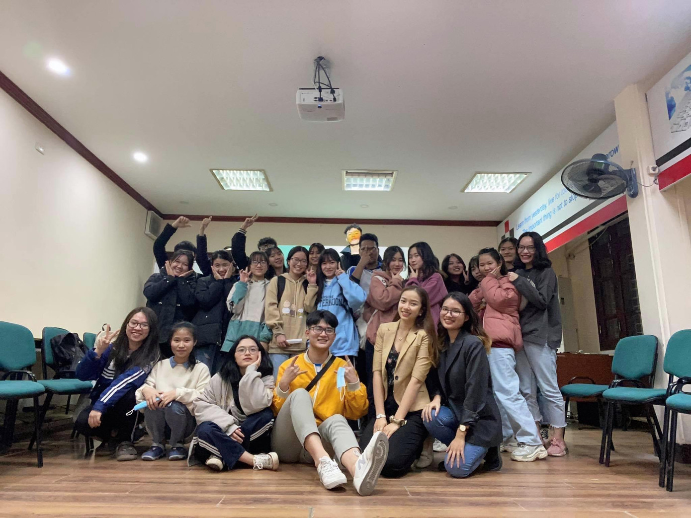 Ngọc Mai (hàng dưới, thứ hai từ phải qua) trong lớp dạy tiếng Anh. Ngọc Mai (hàng dưới, thứ hai từ phải qua) trong lớp dạy tiếng Anh.