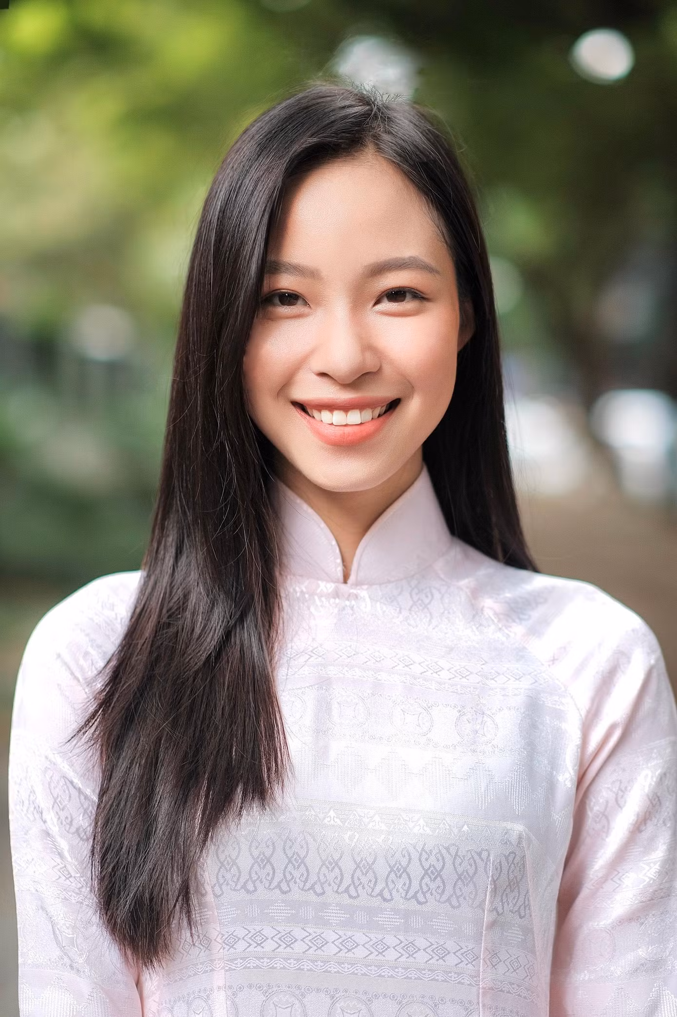 Nguyễn Thị Lan Anh (sinh năm 2003, Hà Nội) là cô gái thu hút nhiều lượt tương tác trên mạng xã hội. Cô là sinh viên trường ĐH Nội vụ Hà Nội.