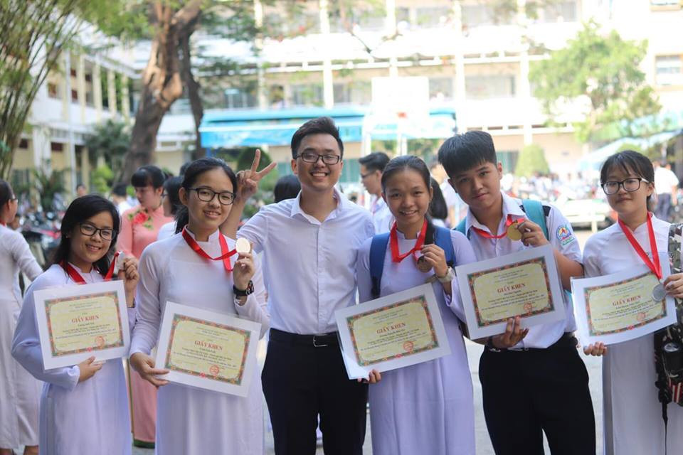 Những năm THPT, Bảo Thy (thứ ba, từ phải sang) luôn có thành tích tốt trong học tập.