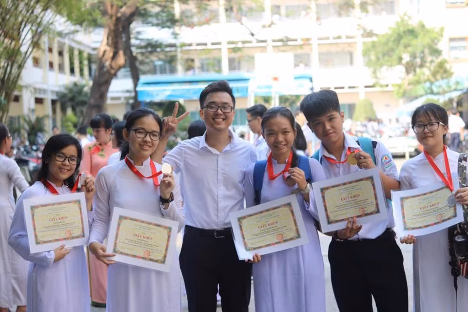 Những năm THPT, Bảo Thy (thứ ba, từ phải sang) luôn có thành tích tốt trong học tập.