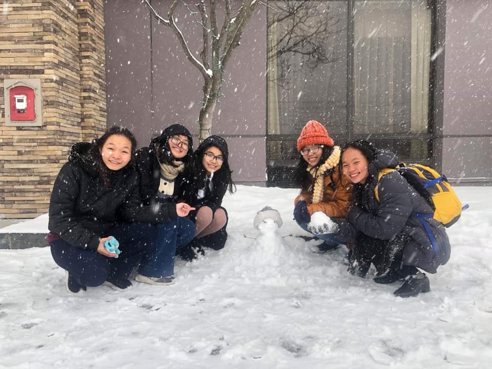 Bảo Thy (ngoài cùng bên trái) chụp ảnh với bạn bè khi tham gia một cuộc thi tại Mỹ.