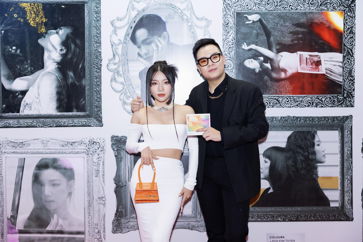 Ca khúc thứ năm thể hiện bởi nữ ca sĩ Orange có tên Dưới ánh đèn sân khấu.