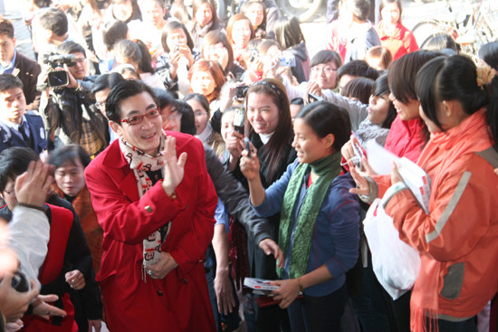 Lục Tiểu Linh Đồng giữa vòng vây người hâm mộ