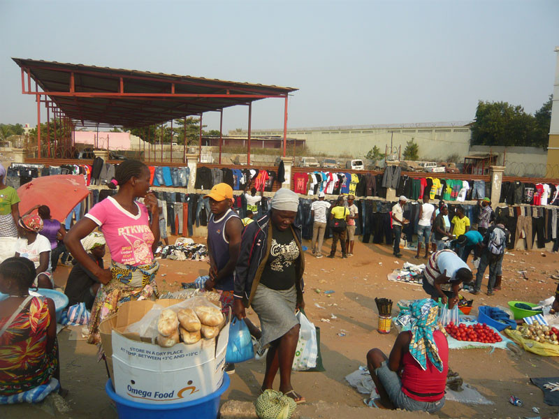 Các chợ tại Luanda lúc nào cũng đôn đúc người mua bán
