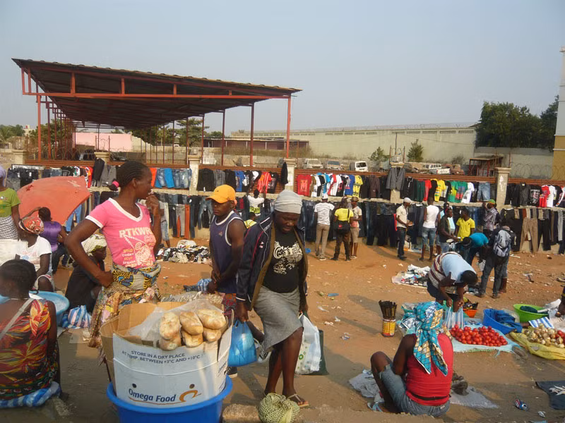 Các chợ tại Luanda lúc nào cũng đôn đúc người mua bán