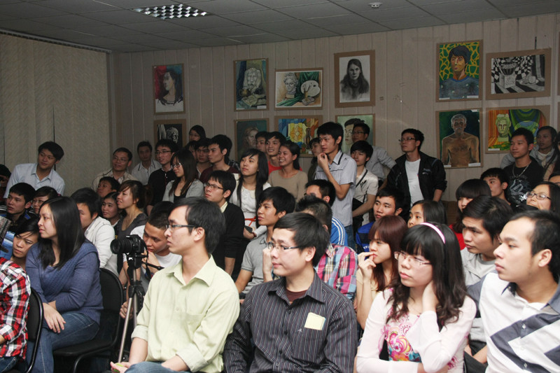 Rất đông khán giả chăm chú theo dõi chương trình