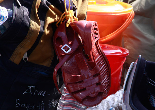 Hành trang ra với đảo xa không thể thiếu dép rọ. Đảo xa cần loại dép “chuyên dụng” này để không bị trầy xước chân khi giẫm phải san hô, hay trơn trượt ở những nơi rêu phủ