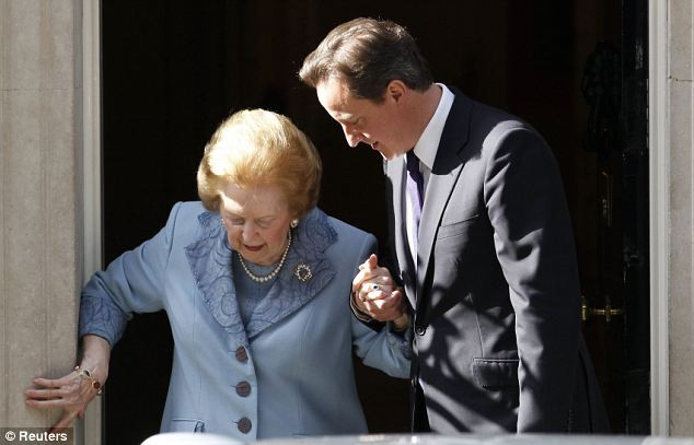 Ông Cameron dìu bà Thatcher ra khỏi cửa, tiễn bà kết thúc chuyến thăm - Ảnh: Reuters