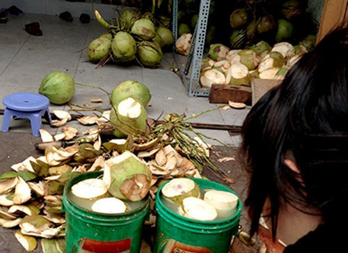 Uống dừa bị tẩy trắng rất nguy hiểm cho sức khỏe. Uống dừa bị tẩy trắng rất nguy hiểm cho sức khỏe