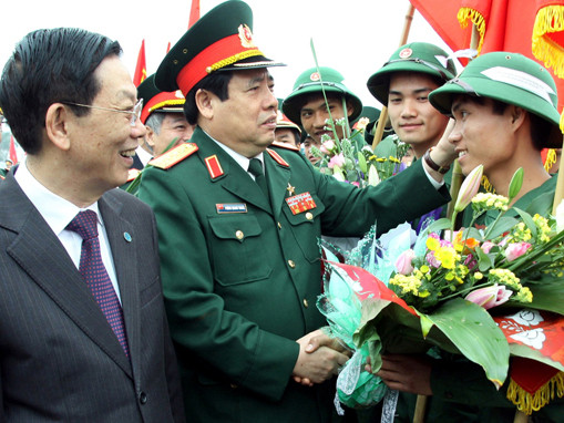 Đại tướng Phùng Quang Thanh động viên tân binh tại quận Ba Đình, Hà Nội. Ảnh: Viết Thành