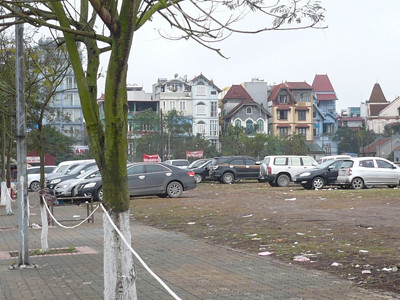 Lãnh đạo UBND quận Tây Hồ thừa nhận, tiền thu vượt giá quy định nhân viên bãi gửi xe đút túi cá nhân. Ảnh: Trọng Đảng