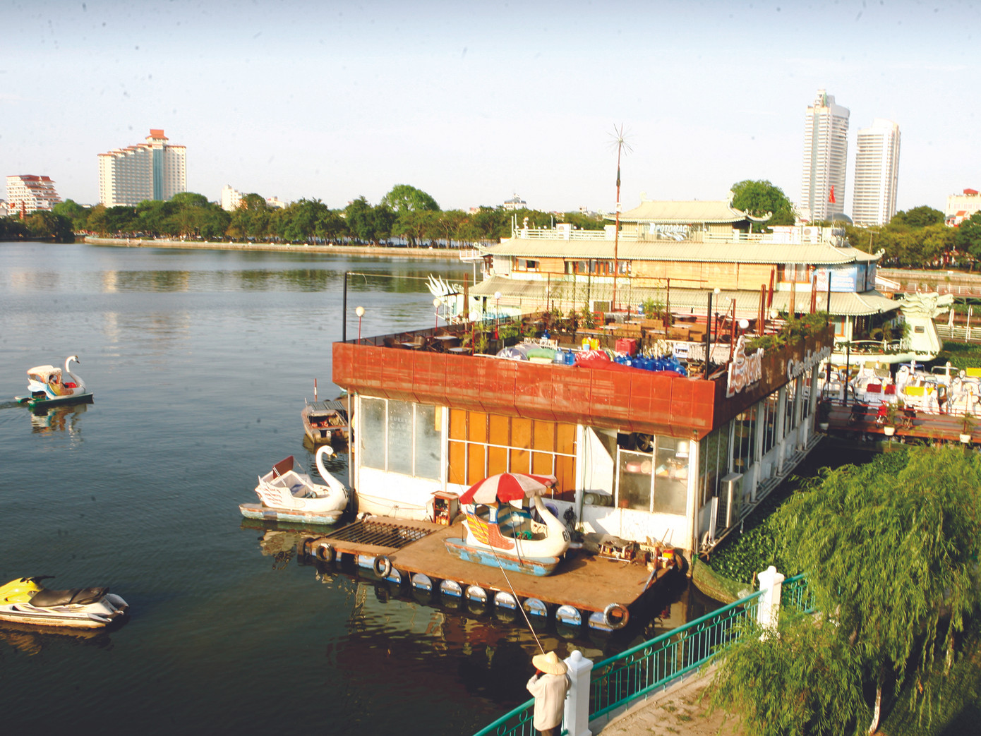 Mặt hồ Tây khu vực đầu đường Thụy Khuê đang bị nhiều nhà thuyền bịt lại Ảnh: Hồng Vĩnh
