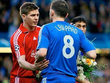 Steven Gerrard tặng hoa chia buồn với Lampard Steven Gerrard tặng hoa chia buồn với Lampard