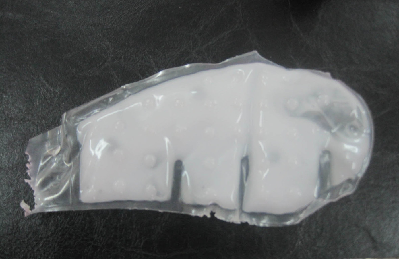 Một thứ dịch đặc sệt trắng như sữa cũng tìm thấy trong áo nịt ngực phụ nữ. Một thứ dịch đặc sệt trắng như sữa cũng tìm thấy trong áo nịt ngực phụ nữ