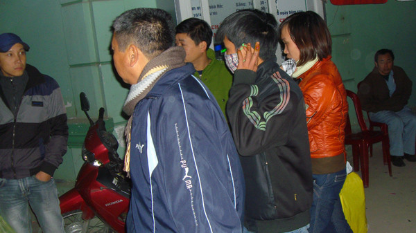 Trạm trưởng kiểm lâm Qùi Hợp (thuộc Khu Bảo tồn thiên nhiên Pù Huống) Đào Công Thắng- người đeo khẩu trang, chuẩn bị lên xe về trụ sở Cơ quan CSĐT Công an Nghệ An lúc 18h45’ tối qua