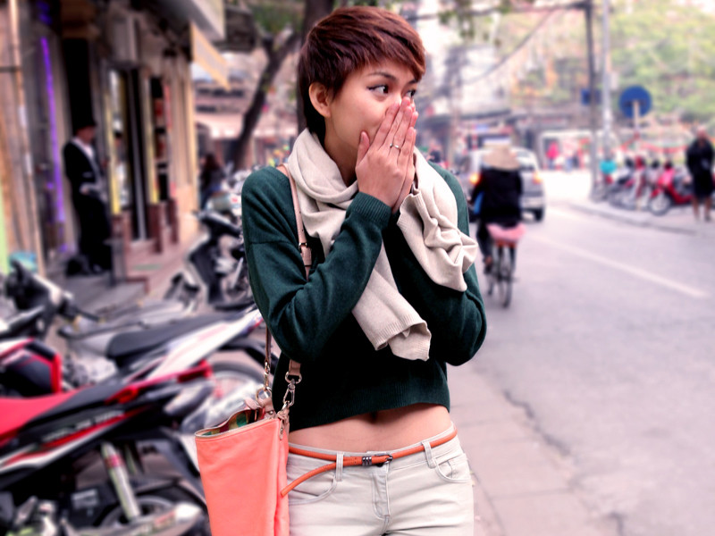 Mâu Thanh Thủy co ro giữa cái rét Hà Nội vì mặc crop-top khoe eo thon