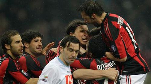 Các cầu thủ Milan ăn mừng bàn thắng mở tỷ số của Ibrahimovic trong sự thất vọng của hậu vệ Napoli. Ảnh: AP. Các cầu thủ Milan ăn mừng bàn thắng mở tỷ số của Ibrahimovic trong sự thất vọng của hậu vệ Napoli. Ảnh: AP