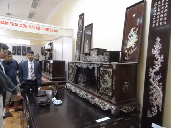 Bộ sập (gỗ cụ), tủ chè (gỗ trắc) và tranh, hộp đựng nữ trang, khảm bằng ốc đỏ (làng Chuôn Ngõ), được ông chủ phát giá 1,2 tỷ đồng. Bộ sập (gỗ cụ), tủ chè (gỗ trắc) và tranh, hộp đựng nữ trang, khảm bằng ốc đỏ (làng Chuôn Ngõ), được ông chủ phát giá 1,2 tỷ đồng