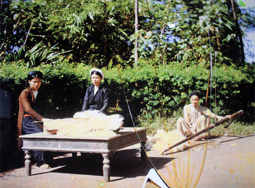  Nghề bật bông xưa được làm ngay ngoài trời. Thời kỳ người dân còn nghèo, nghề 