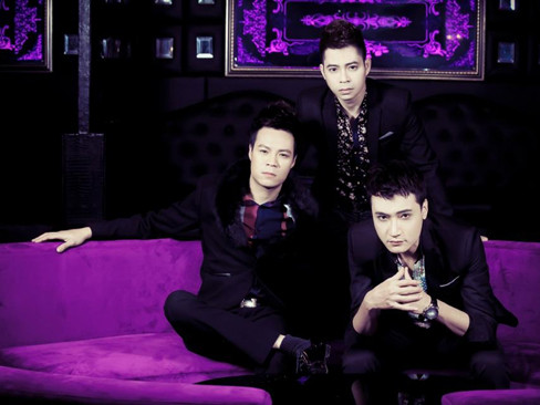 Kevin cùng các thành viên của nhóm Biển xanh